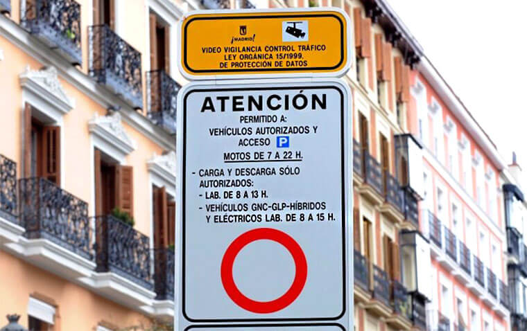 Señal de tráfico con limitaciónes a la circulación en Madrid