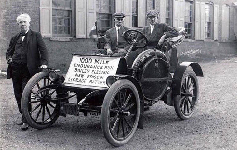 Thomas Edison con el primer vehículo con batería de níquel-hierro, año 1902