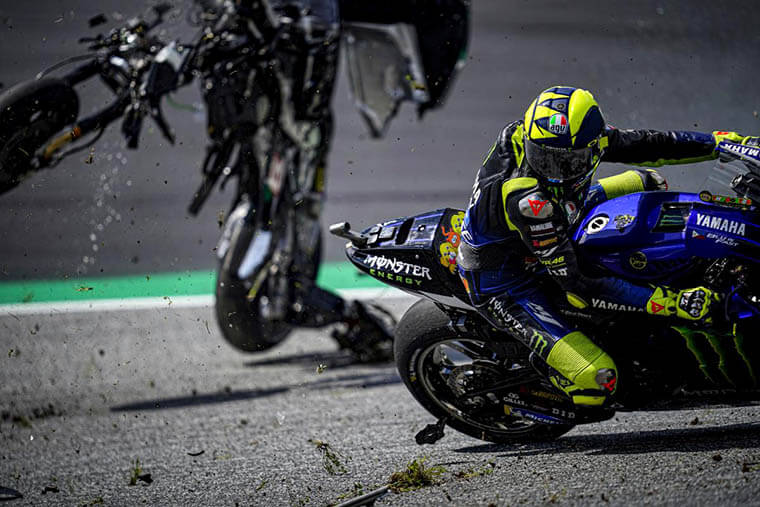 Valentino Rossi esquivando de milagro una moto en MotoGP, GP Austria 2020