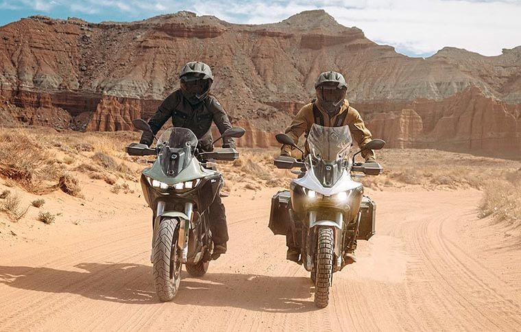 Dos motos Zero DSR/X por el desierto
