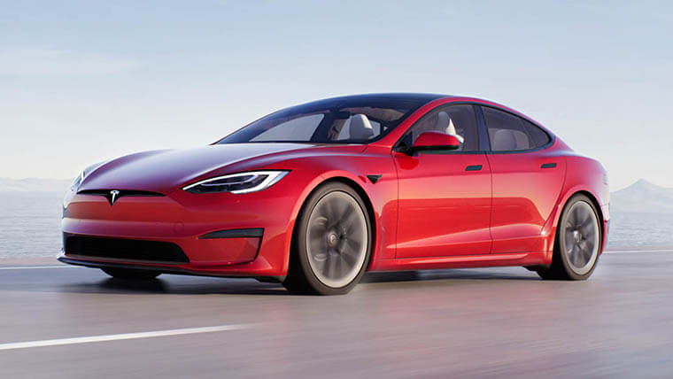 Tesla Model S rojo en carretera