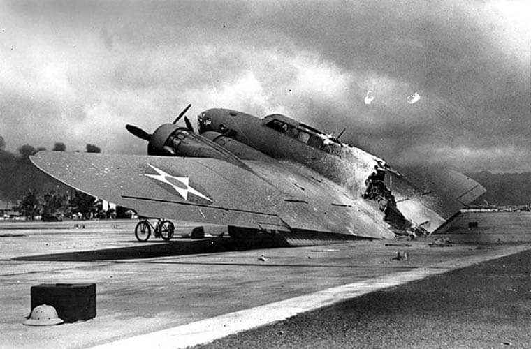 Avión norteamericano tras el ataque a Pearl Harbour