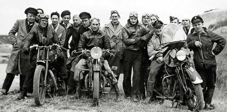 Grupo de moteros norteamericanos en 1945