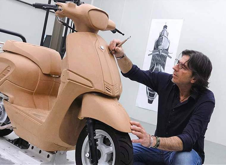 Alessandro tartarini trabajando en la Suzuki Saluto 125