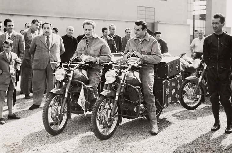 Leopoldo Tartarini y Giorgio Monetti a bordo de sus Ducati 175 T antes de dar la vuelta al mundo